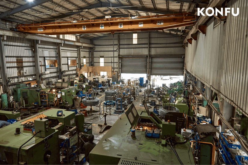 Interior de la instalación de fabricación de sujetadores de KONFU con maquinaria avanzada.