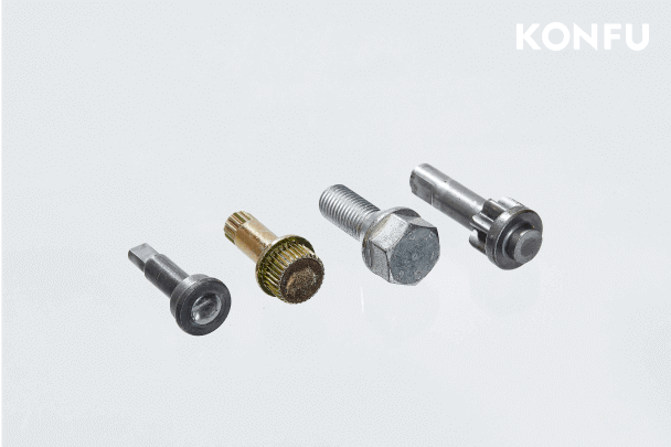 Una colección de cuatro tipos diferentes de pernos y tornillos metálicos personalizados.